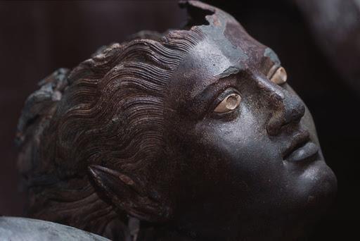 faccia di bronzo